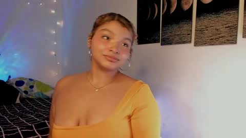 Snapshot of chloe_kisses chatting on April 21, 11:27 am chloe_kisses online show from April 21, 11:27 am