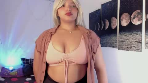 Snapshot of chloe_kisses chatting on May 5, 11:29 am chloe_kisses online show from May 5, 11:29 am