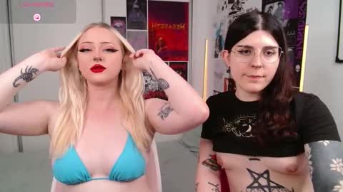 Snapshot of chloe_levine chatting on February 8, 4:10 pm Chloe Levine online show from February 8, 4:10 pm