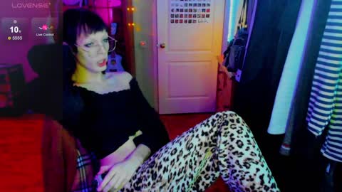 Snapshot of chloe_lorelai chatting on January 7, 9:50 am Chloe-Lorelei online show from January 7, 9:50 am