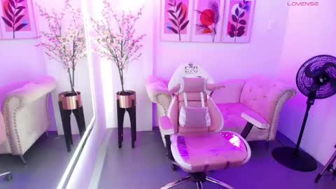Chloe  online show from May 22, 12:00 pm