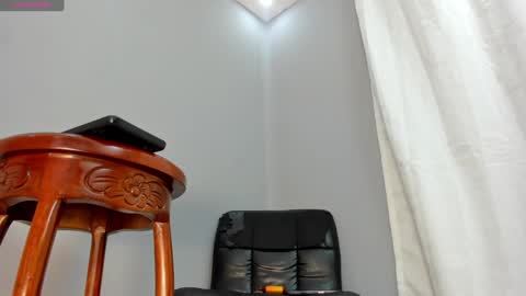 Snapshot of chloe_narcise chatting on December 6, 11:03 pm Chloe online show from December 6, 11:03 pm