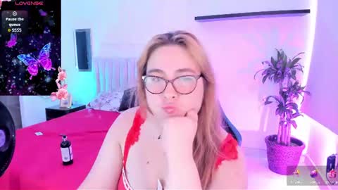 Snapshot of chloe_prg chatting on July 28, 9:47 pm chloe_prg online show from July 28, 9:47 pm