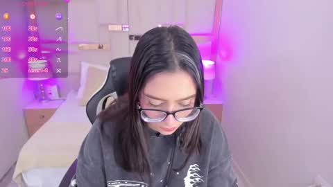 Chloe online show from March 6, 1:14 pm