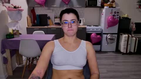 Snapshot of chloe_x_ chatting on February 13, 10:17 pm Eva and Sandra online show from February 13, 10:17 pm