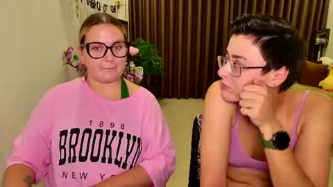 Snapshot of chloe_x_ chatting on June 20, 6:00 pm Eva and Sandra online show from June 20, 6:00 pm