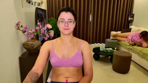 Snapshot of chloe_x_ chatting on June 22, 3:25 am Eva and Sandra online show from June 22, 3:25 am