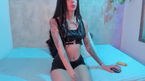 Snapshot of chloeaddamss chatting on December 16, 5:49 am 3 online show from December 16, 5:49 am