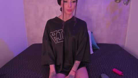 Snapshot of chloeaddamss chatting on January 30, 8:11 am 3 online show from January 30, 8:11 am