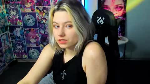 Snapshot of chloebloss0m chatting on February 19, 7:39 am Boni online show from February 19, 7:39 am