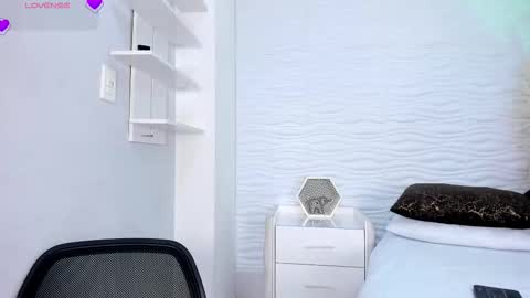 chloegils online show from February 4, 11:38 am