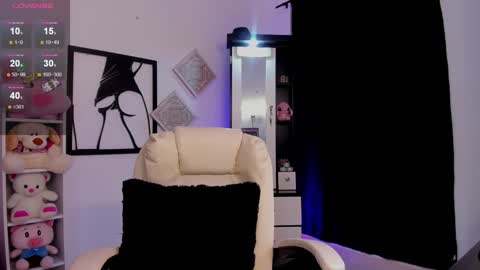 Snapshot of chloejones__ chatting on January 23, 9:29 pm Chloee online show from January 23, 9:29 pm
