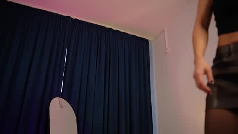 chloemin_ online show from November 6, 7:09 am