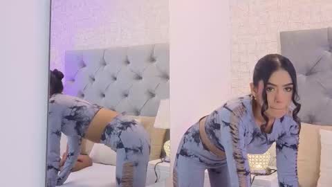 Snapshot of chloemoon10 chatting on March 25, 12:00 pm C H L O E M O O N online show from March 25, 12:00 pm