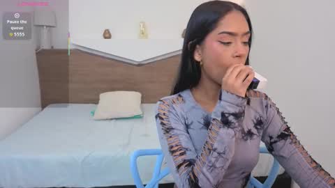 C H L O E online show from January 19, 9:24 am