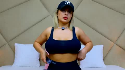 Chloe Vee online show from April 30, 5:03 am