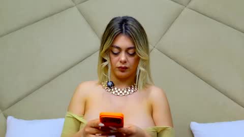 Chloe Vee online show from May 5, 5:04 am