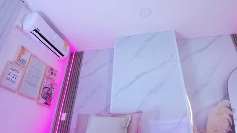 Snapshot of chlooee_ chatting on January 7, 1:35 pm Chlooe online show from January 7, 1:35 pm