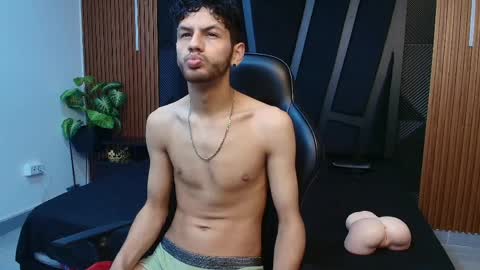 Snapshot of chris_greenn chatting on March 31, 11:21 am Chris online show from March 31, 11:21 am