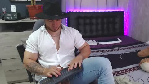 chris_huntter online show from March 6, 6:59 pm