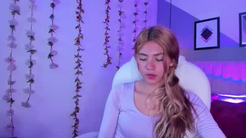 Snapshot of chris_velvet chatting on February 18, 5:53 pm Chris online show from February 18, 5:53 pm