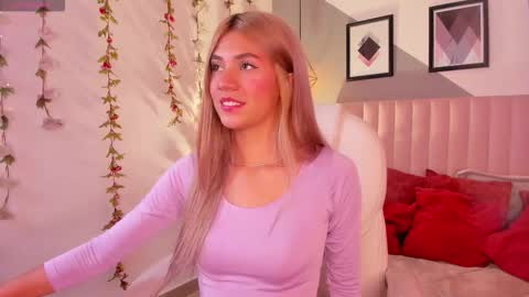 Snapshot of chris_velvet chatting on March 18, 9:07 pm Chris online show from March 18, 9:07 pm