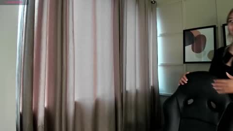 Snapshot of chris_velvet chatting on March 25, 8:37 pm Chris online show from March 25, 8:37 pm