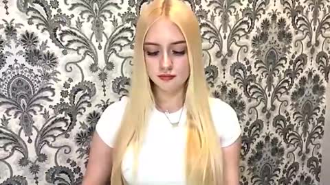 Snapshot of christeneweslow chatting on October 11, 3:21 pm Aurora online show from October 11, 3:21 pm