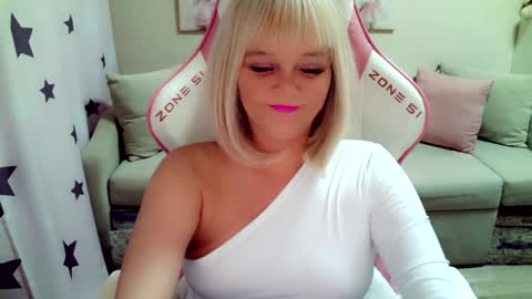 Snapshot of christirose chatting on February 4, 4:50 pm Christi online show from February 4, 4:50 pm