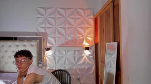 Chrisopher Hunter online show from March 26, 5:13 am