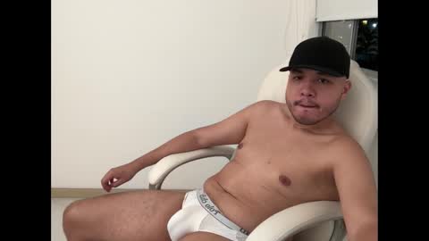 Snapshot of christopherdav chatting on December 4, 4:21 am Chris online show from December 4, 4:21 am