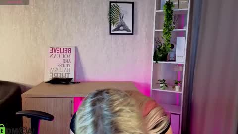 hristy3 online show from December 4, 1:04 am