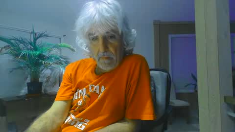 Snapshot of chuck354139 chatting on December 3, 7:10 am chuck354139 online show from December 3, 7:10 am