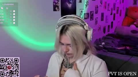 Snapshot of cigaretteduringsex chatting on December 17, 3:07 pm Helen and Teya online show from December 17, 3:07 pm