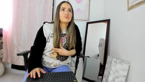 Snapshot of ciindy_lovee chatting on March 15, 2:01 pm Ciindy Lovers online show from March 15, 2:01 pm