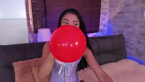 Snapshot of cinnamon_kyla chatting on February 14, 6:29 pm cinnamon_kyla online show from February 14, 6:29 pm