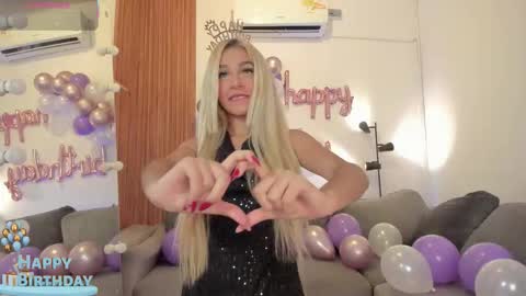 Snapshot of cinnia_ chatting on February 21, 11:22 am Cintia online show from February 21, 11:22 am