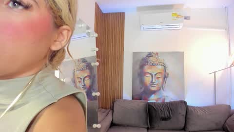 Snapshot of cinnia_ chatting on March 5, 11:06 am Cintia online show from March 5, 11:06 am