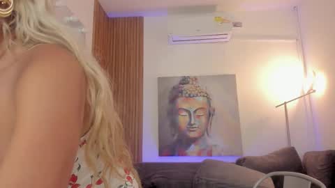 Snapshot of cinnia_ chatting on March 10, 11:15 am Cintia online show from March 10, 11:15 am