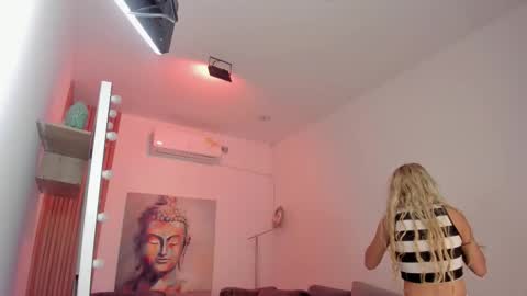 Snapshot of cinnia_ chatting on March 11, 11:05 am Cintia online show from March 11, 11:05 am