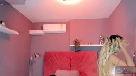 Snapshot of cinnia_ chatting on March 28, 11:21 am Cintia online show from March 28, 11:21 am