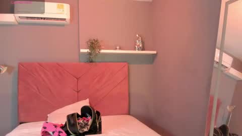 Snapshot of cinnia_ chatting on March 31, 11:32 am Cintia online show from March 31, 11:32 am