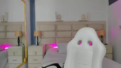 CintiaCollins  online show from December 3, 8:40 pm