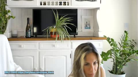 Snapshot of cique_black chatting on September 19, 9:54 am Shara online show from September 19, 9:54 am