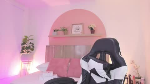 Snapshot of clara_lu chatting on February 19, 2:40 am C L A R A online show from February 19, 2:40 am