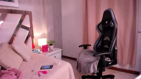 Snapshot of clhoe_johnson_ chatting on October 2, 2:40 am clhoe_johnson_ online show from October 2, 2:40 am