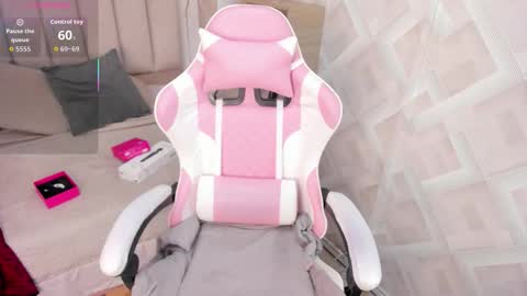 clhoe_johnson_ online show from January 6, 12:20 pm