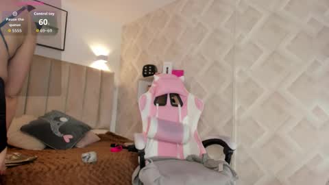 clhoe_johnson_ online show from March 23, 1:26 pm