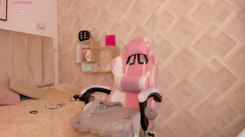 clhoe_johnson_ online show from May 4, 12:45 pm