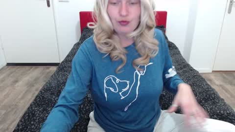 Snapshot of clittytastic chatting on January 5, 6:45 pm Syl online show from January 5, 6:45 pm